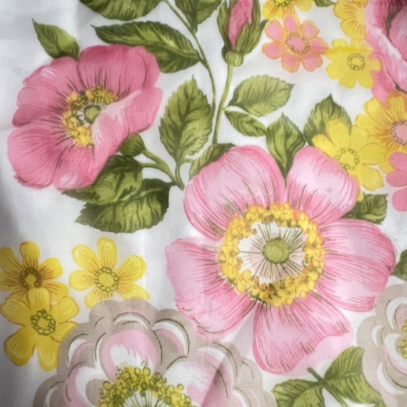 Sheer Fabric Large Flowers Floral Pink Yellow 1 1/2 Yds x 44" Lightweight - Picture 4 of 6